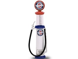 GAS PUMP WITH BUICK EMBLEM SQUARE 1/18